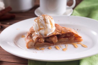 Lezzetli ev yapımı, rustik elmalı turta