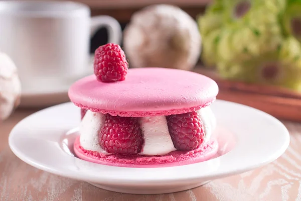 Vanilyalı krema, taze ahududu ile pembe macarons