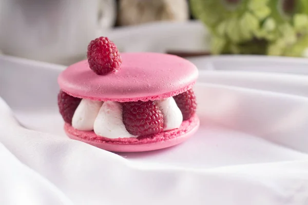 Vanilyalı krema, taze ahududu ile pembe macarons