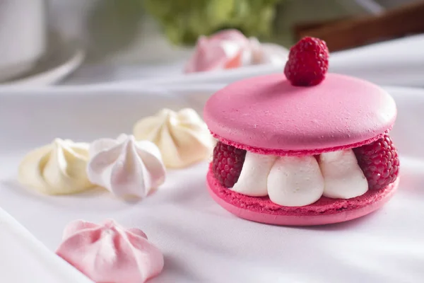 Vanilyalı krema, taze ahududu ile pembe macarons