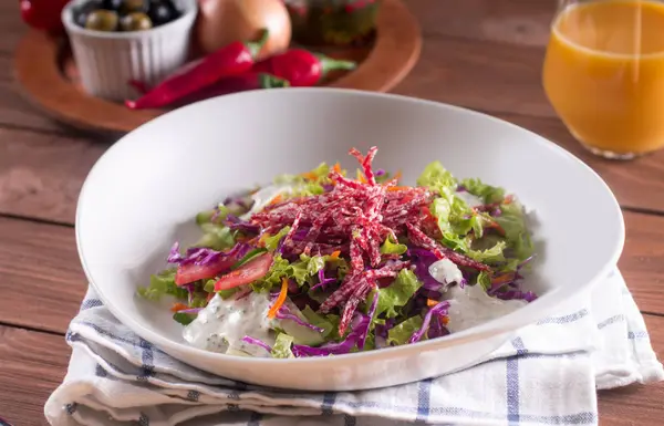 Mediterranean Cuisine Fresh Salad Arugula Tomatoes Red Cabbage Cucumber Yogurt — Stock Photo, Image