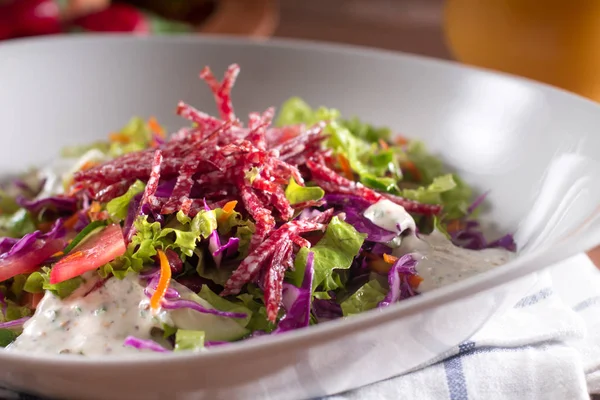 Mediterranean Cuisine Fresh Salad Arugula Tomatoes Red Cabbage Cucumber Yogurt — Stock Photo, Image