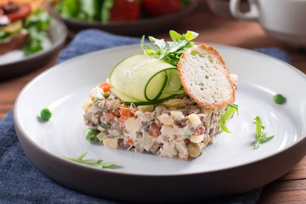 Rus salatası. Geleneksel Rus salatası. Sebze salatası