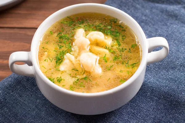 Tavuk çorbası, Patates gnocchi, taze otlar ile. Ahşap arka plan