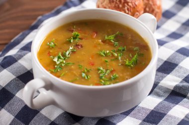 Lezzetli bir rustik sebze, mercimek ve bezelye çorbası