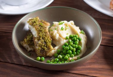 Kızarmış balık patates püresi ve yeşil bezelye ile baharat ve otlar ile