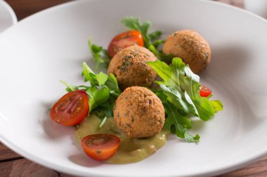 Orta Doğu ya da Arap yemekleri seçimi. Falafel nohut topları ile sebze