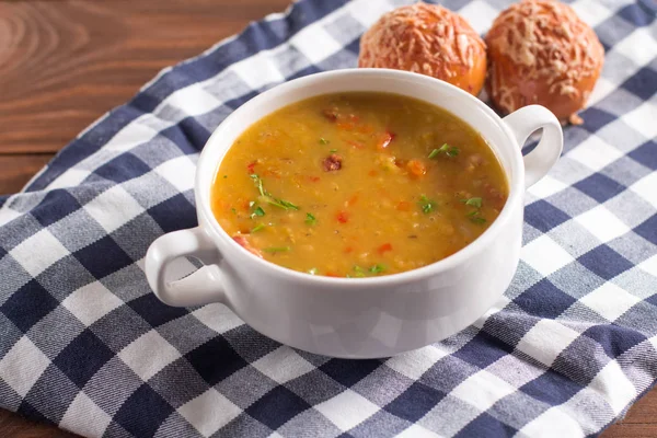 Lezzetli bir rustik sebze, mercimek ve bezelye çorbası