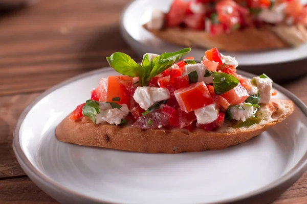 Bruschetta domates, beyaz peynir ve fesleğen ile