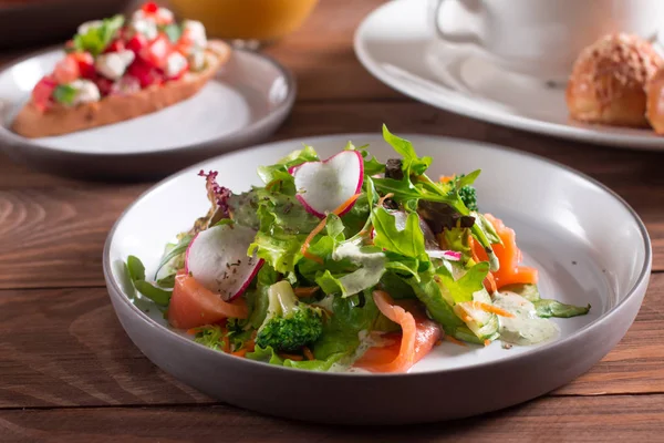 Mediterranean Cuisine Salad Slices Salmon Fresh Vegetable Salad Plate — Stock Photo, Image