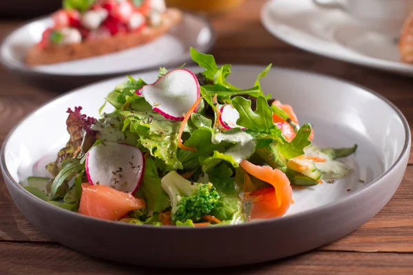 Mediterranean Cuisine Salad Slices Salmon Fresh Vegetable Salad Plate — Stock Photo, Image