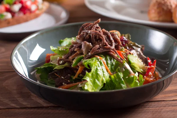 Sallad Med Nötkött Tungan Och Grönsaker — Stockfoto