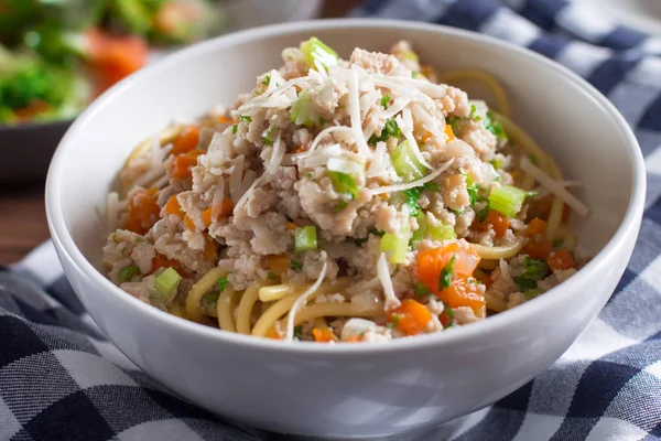 Tavşan spagetti sosu, tipik İtalyan makarna, yakın çekim