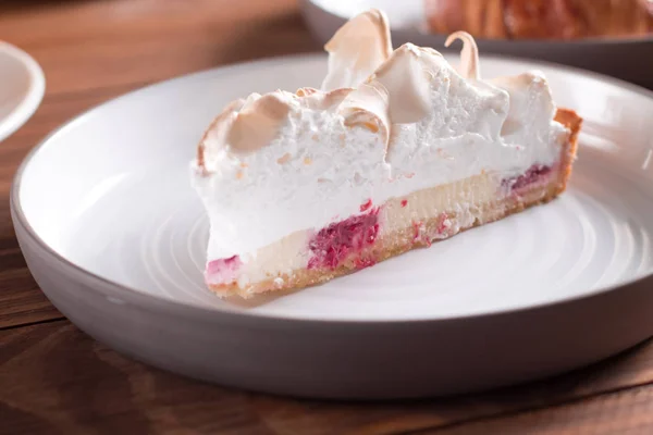 Gâteau Aux Framboises Avec Meringue Blanche Adorée Sur Une Table — Photo