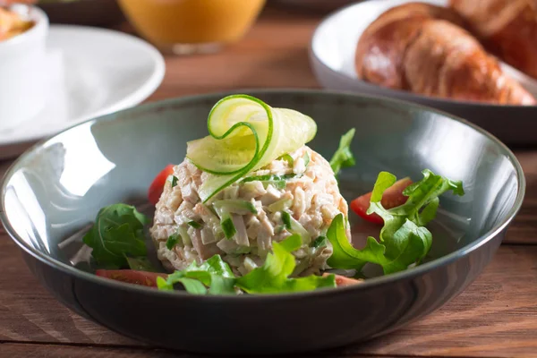 Yumurta krep, salatalık, salam, tavuk ve mayonez salatası