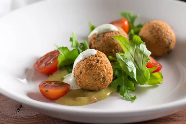 Orta Doğu ya da Arap yemekleri seçimi. Falafel nohut topları ile sebze