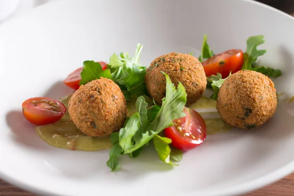 Orta Doğu ya da Arap yemekleri seçimi. Falafel nohut topları ile sebze