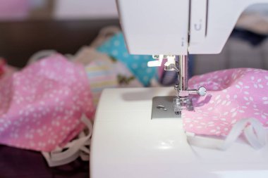 El yapımı pamuklu yüz maskesi takan kadın portresi. Koronavirüse karşı koruma, tükürük, öksürük, toz, kirlilik, virüs, bakteri, COVID-19. Ev yapımı koruyucu yüz maskesi. Coronavirus hastası.