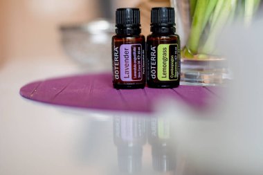 Banska Bystrica, Slovakya - 25 Nisan 2020: Yüksek kaliteli esaslı Lavender ve Lemongrass Doterra markası. Sağlık ve refah kavramı. Seçici odak.
