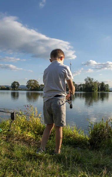 Vista Del Niño Pescando Lago Por Detrás Hermoso Estanque Peces — Foto de Stock