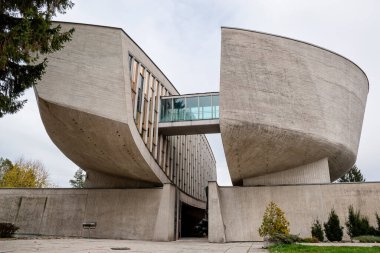 Banska Bystrica, Slovakya - 29 Ekim 2019: Sonbaharda Slovakya Ulusal Ayaklanması Müzesi. Somut yapı ikiye bölünmüş. Turist eğlencesi.