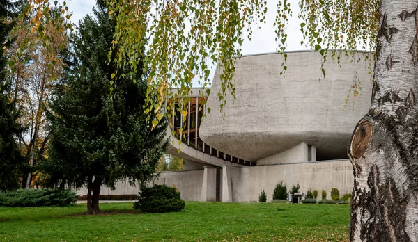 Banska Bystrica, Slovakya - 29 Ekim 2019: Sonbaharda Slovakya Ulusal Ayaklanması Müzesi. Somut yapı ikiye bölünmüş. Turist eğlencesi.