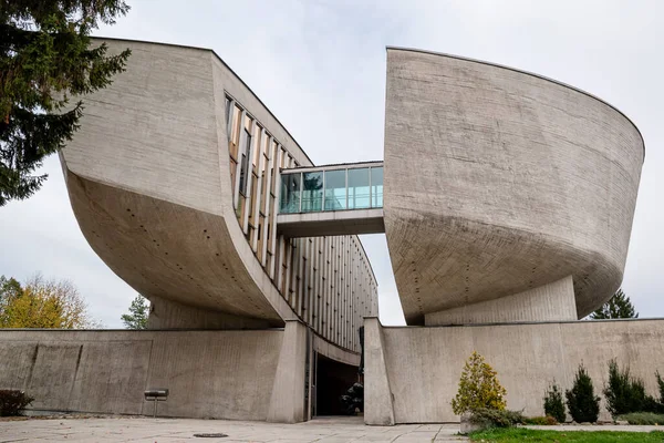Banska Bystrica, Slovakya - 29 Ekim 2019: Sonbaharda Slovakya Ulusal Ayaklanması Müzesi. Somut yapı ikiye bölünmüş. Turist eğlencesi.