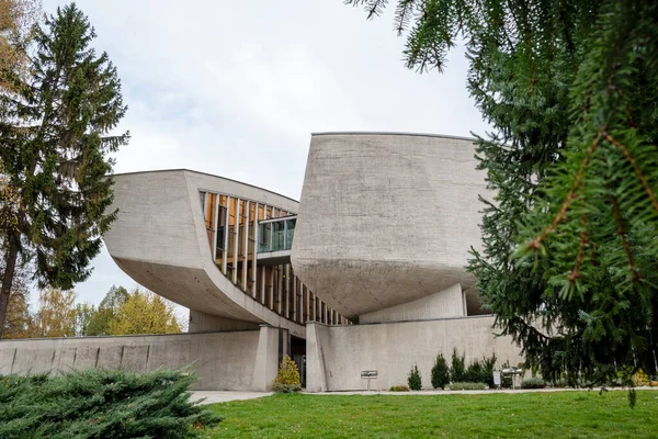 Banska Bystrica, Slovakya - 29 Ekim 2019: Sonbaharda Slovakya Ulusal Ayaklanması Müzesi. Somut yapı ikiye bölünmüş. Turist eğlencesi.