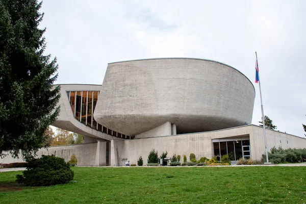 Banska Bystrica, Slovakya - 29 Ekim 2019: Sonbaharda Slovakya Ulusal Ayaklanması Müzesi. Somut yapı ikiye bölünmüş. Turist eğlencesi.