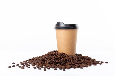 Beyaz arka planda kahve bardağı ve kahve çekirdekleri zanaat