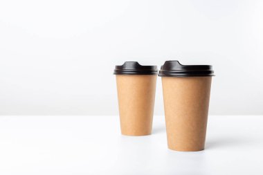 Beyaz arka planda Eko zanaat kahve bardağı