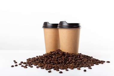 Beyaz arka planda kahve bardağı ve kahve çekirdeği üret