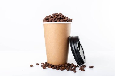 Beyaz arka planda kahve bardağı ve kahve çekirdekleri zanaat