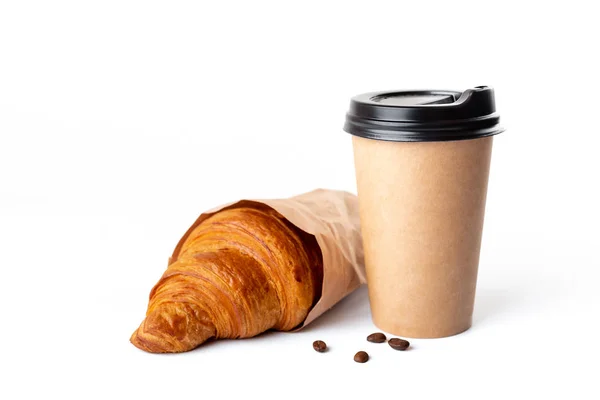 Ambachtelijke koffie kopje met croissant op witte achtergrond — Stockfoto