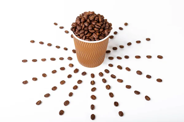 Craft kaffekopp full av kaffe bönor på vit bakgrund — Stockfoto