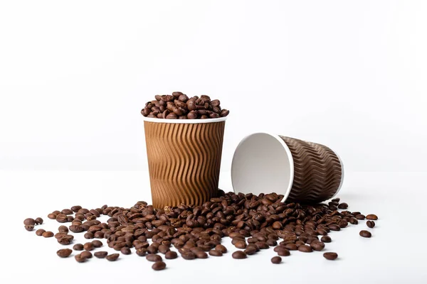 Craft kaffekopp full av kaffe bönor på vit bakgrund — Stockfoto