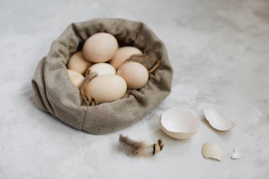 Paskalya yumurtaları gri bir arka plan üzerinde bir tuval çanta