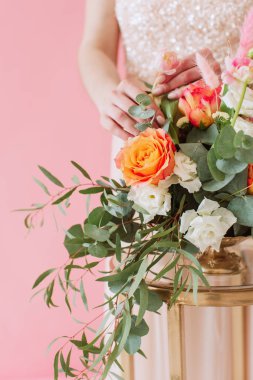 Narin çiçek buket bahar pembe bir arka plan üzerinde