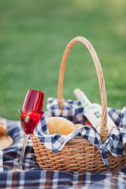 Piknik sepeti içecekler, gıda ve meyve dışında yeşil çimenlerin üzerinde