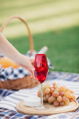 Piknik sepeti içecekler, gıda ve meyve dışında yeşil çimenlerin üzerinde