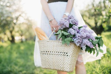 Leylak ve baget kadın buket sepet bac üzerinde eller