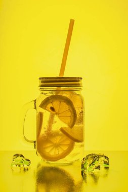 Limon ve buz ile taze serin şeffaf su dolu bardak.