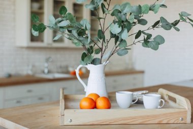 Mutfakta ahşap masa üzerinde duran narenciye ile Plaka