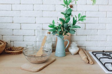 Groats ve çeşitli mutfak gereçleri ve bulaşık ile Cam kase