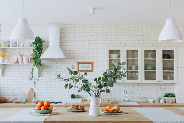 Тарелка с цитрусовыми, стоящими на деревянном столе на кухне
