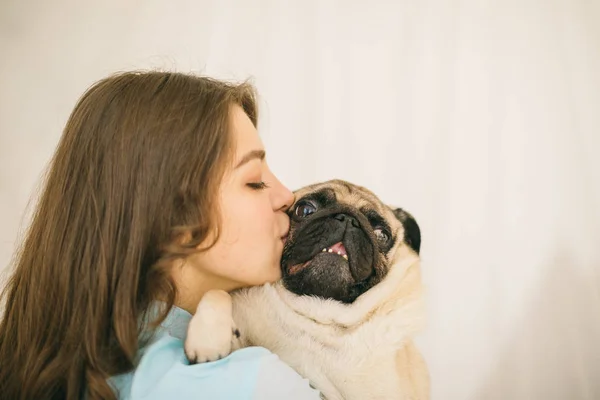 Mulher bonita kisseng animal de estimação . — Fotografia de Stock