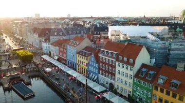 Kopenhag, Danimarka günbatımı görüntüleri. Nyhavn yeni Harbour Kanalı ve eğlence bölgesi. Üstten hava Video görüntüleri görünüm. Kamera bir daire içinde döner. Günbatımı altın saat ışık.