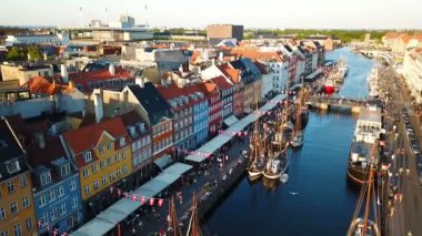 gün batımı görüntüleri video Kopenhag, Danimarka. Nyhavn yeni Harbour Kanalı ve eğlence bölgesi. Üstten hava Video görüntüleri görünüm. Kamera bir daire içinde döner. Günbatımı altın saat ışık.