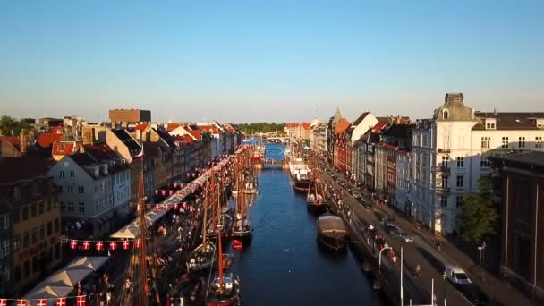 Increíble calle antigua ocupada en Copenhague, Dinamarca. puente en Nyhavn New Harbour canal y distrito de entretenimiento. Vista de vídeo aéreo desde la parte superior . — Vídeo de stock