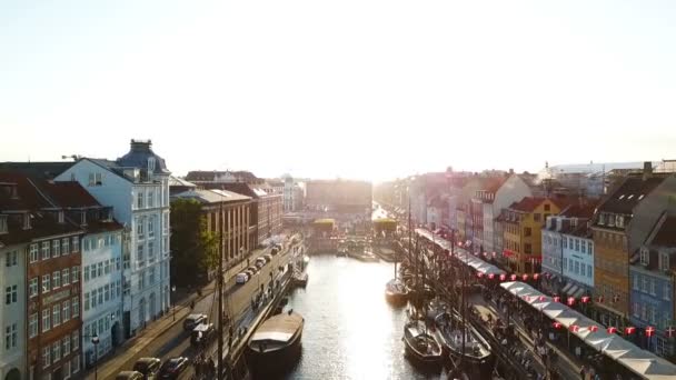Imágenes de la puesta de sol de Copenhague, Dinamarca. puente en Nyhavn New Harbour canal y distrito de entretenimiento. Vista de vídeo aéreo desde la parte superior. movimiento hacia adelante. Luz dorada del tiempo puesta del sol — Vídeo de stock